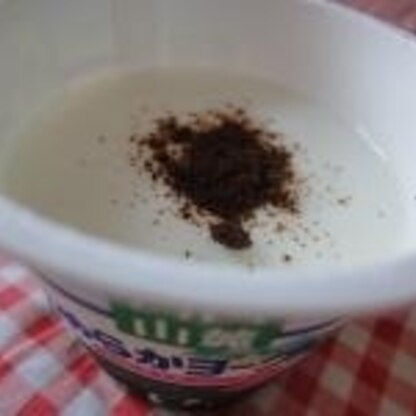 ミニカップ入りの無糖ヨーグルトで♪
コーヒーヨーグルトって美味しいですね！！かき混ぜたらマーブルな感じになって見た目も可愛かった！！ご馳走様でした☆